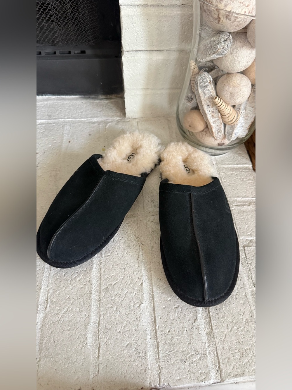 UGG Scuff Men’s Slippers Size 11 Black Suede Sheepskin Lined EU 44